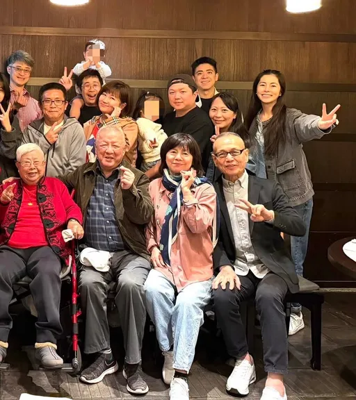 Selina頻傳懷上二寶　久違現身為人瑞外婆慶生長這樣