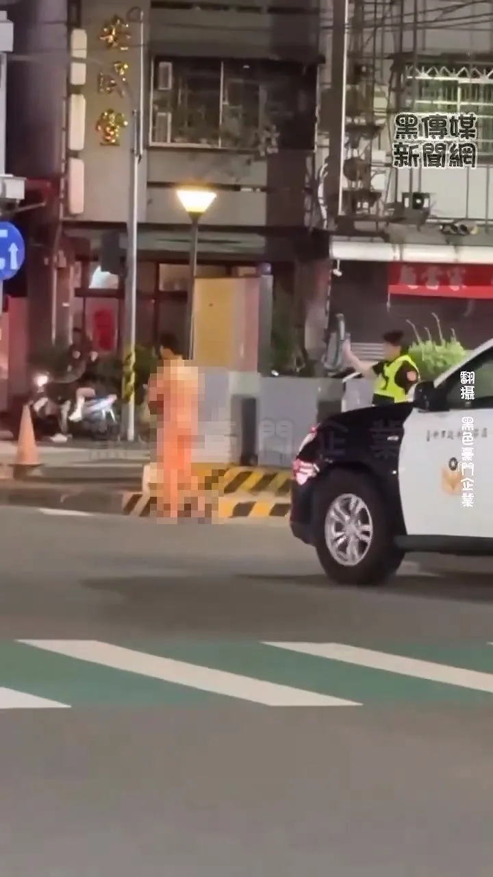 張男行凶後全裸在街頭行走，警方尾隨在後伺機逮人。民眾提供
