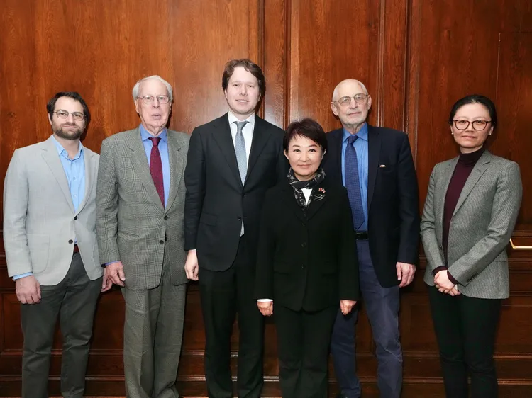 盧秀燕訪美期間，獲美國頂尖智庫CFR高規格接待，由左至右分別為傅利曼(Joshua Freedman)研究員、前AIT主席薄瑞光(Raymond Burghardt)、石可為(David Sacks)亞洲事務研究員、盧秀燕、黎安友(Andrew J. Nathan)教授、林碧瑩(Bonny Lin)主任。台中市政府官網