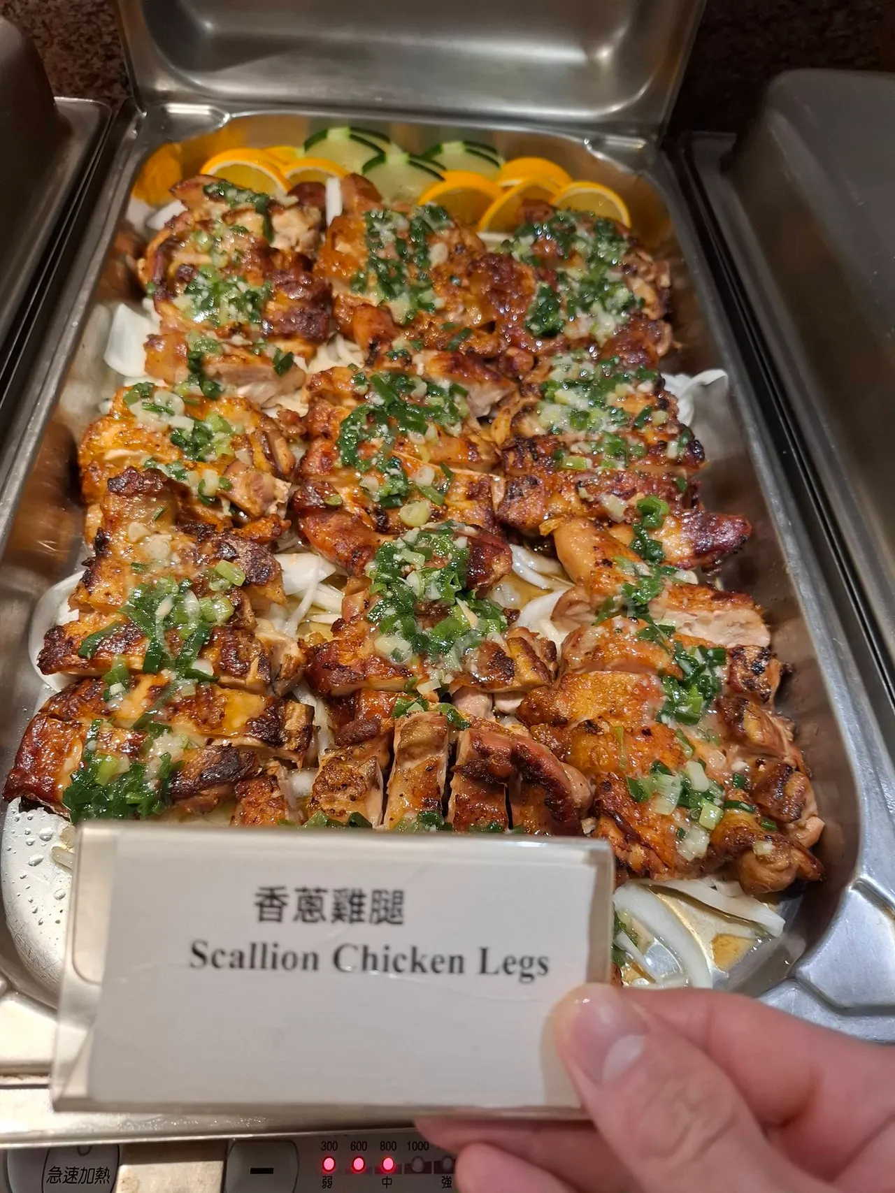 香蔥雞腿為薔薇廳buffet菜色之一，主廚分享料理成品照。翻攝Chef in Rose曜主廚的 Buffet餐桌臉書