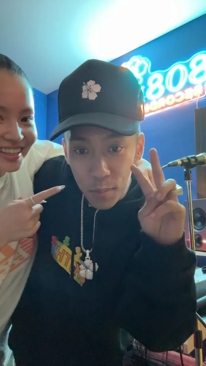 李遐怡（左）直播中勾住Dok2肩膀，祝他生日快樂。翻攝李遐怡IG