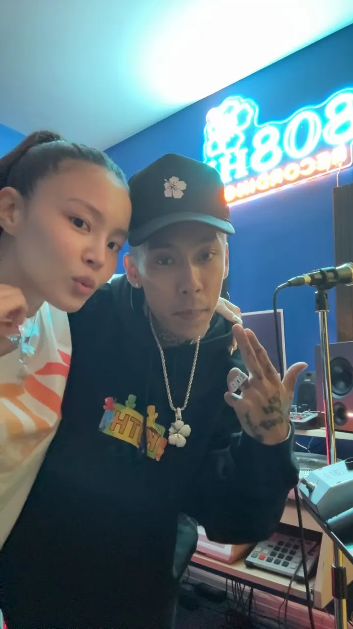 李遐怡（左）、Dok2疑似戴著情侶項鍊。翻攝李遐怡IG