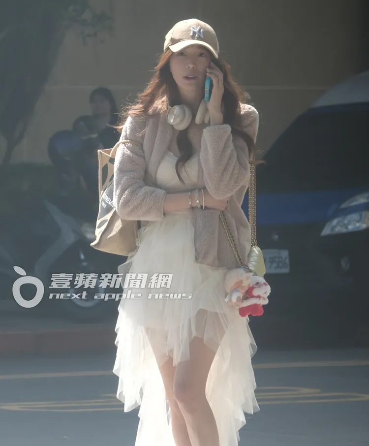 王心恬肩背香奈兒包，戴卡地亞手環、項鍊及寶格麗戒指，貴氣十足。特勤中心攝