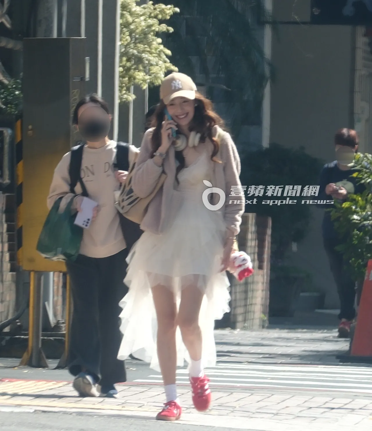 王心恬邊講電話邊露出笑容。特勤中心攝