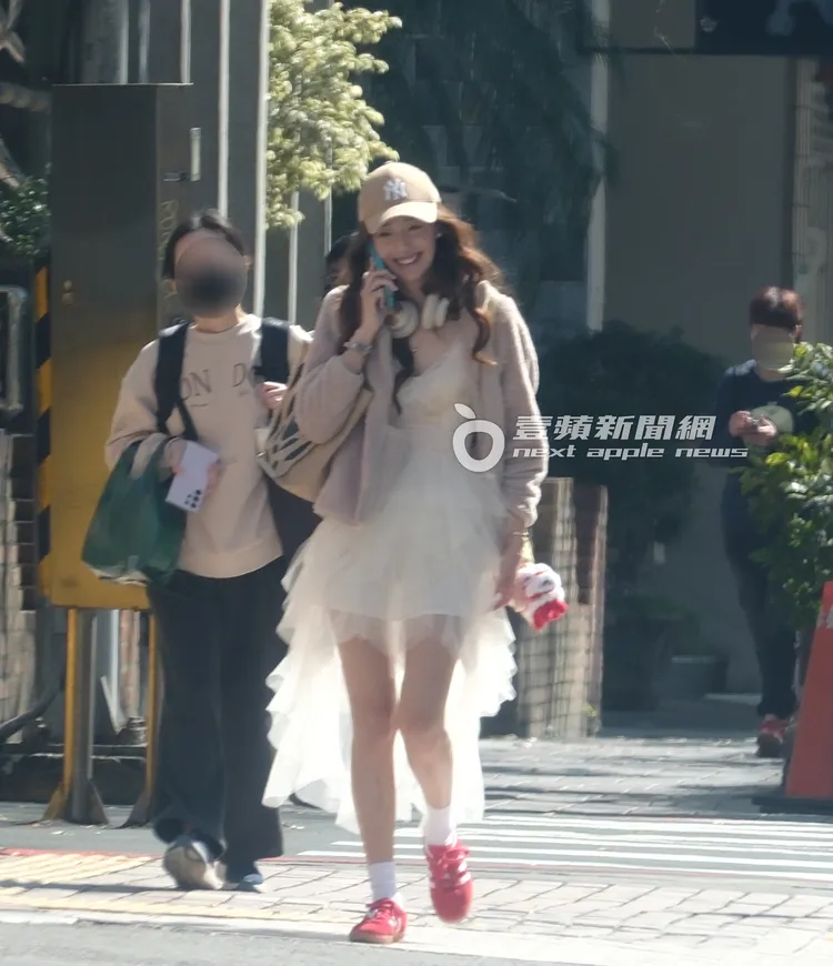 王心恬邊講電話邊露出笑容。特勤中心攝