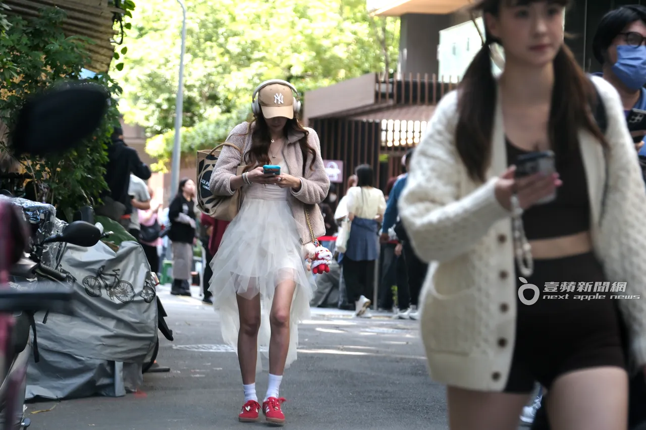 王心恬一遠離人群，便開始低頭滑手機。特勤中心攝