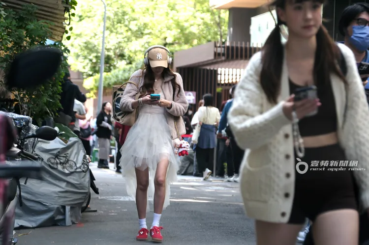 王心恬一遠離人群，便開始低頭滑手機。特勤中心攝