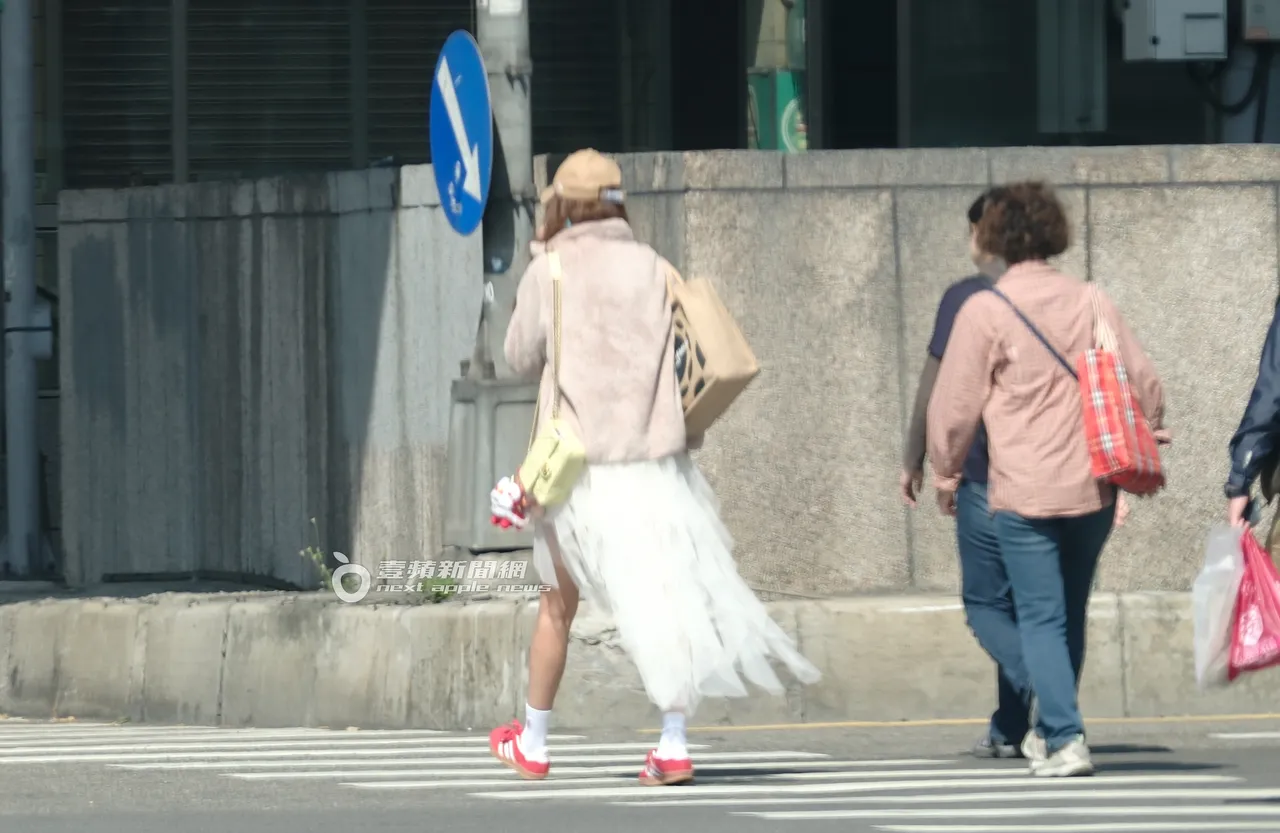 王心恬離開捷運北門站，持續熱線你和我。特勤中心攝