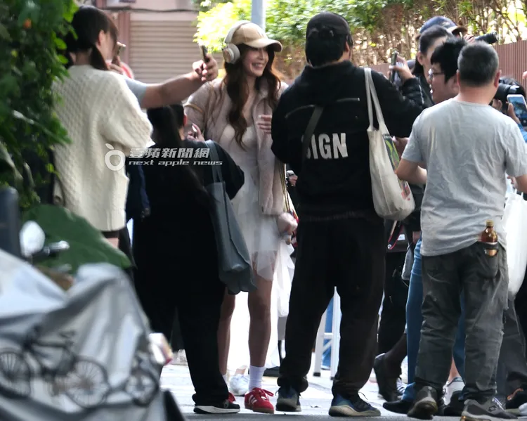 王心恬逃離不了人群，露出尷尬微笑。特勤中心攝