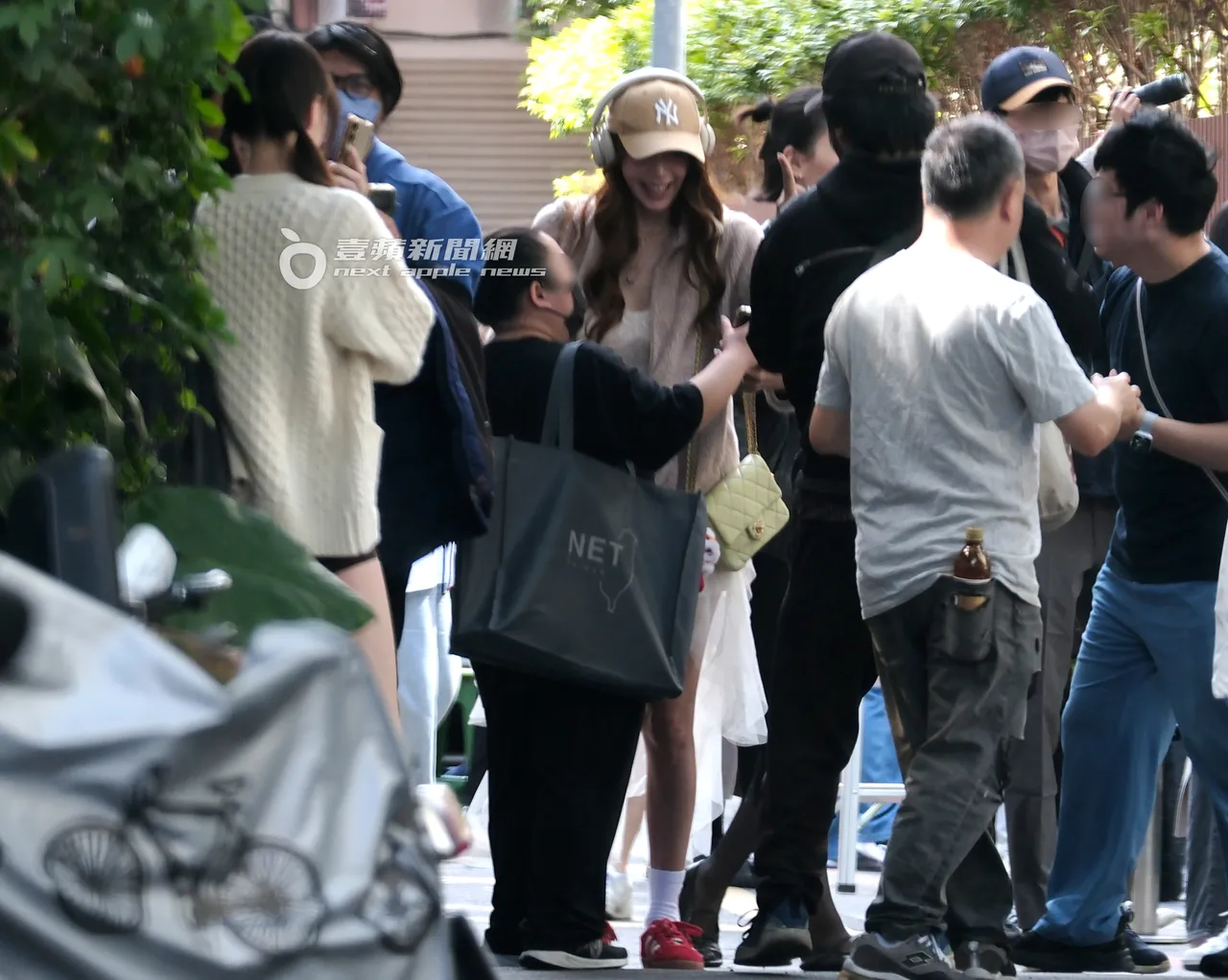 王心恬被「拍拍團」包圍拍照。特勤中心攝