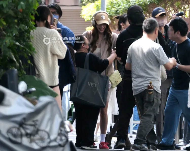 王心恬被「拍拍團」包圍拍照。特勤中心攝