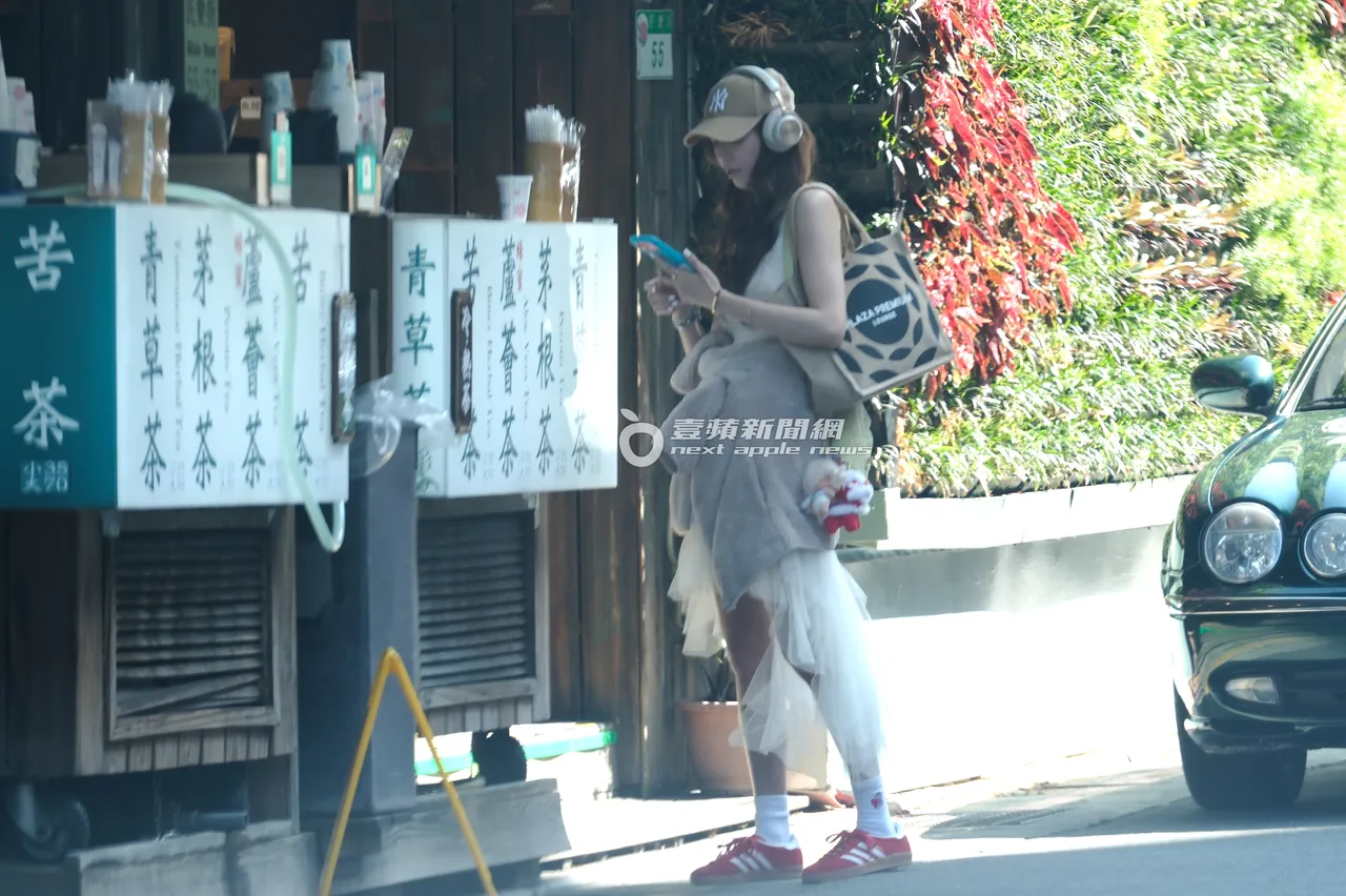 王心恬開工到迪化街商圈走春，買青草茶解渴。特勤中心攝