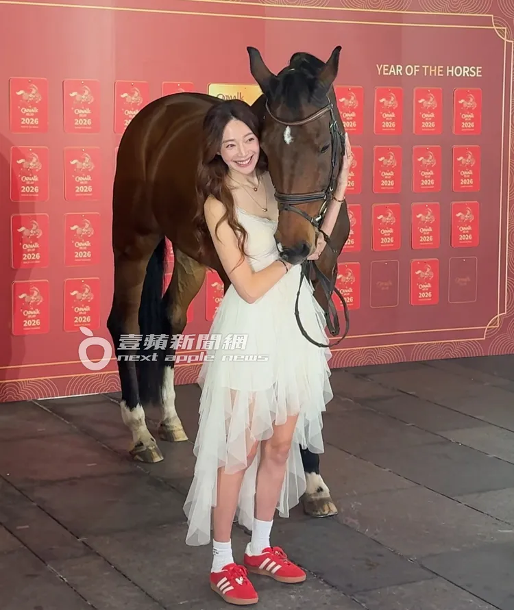 馬年到來，王心恬與馬匹拍照應景。特勤中心攝