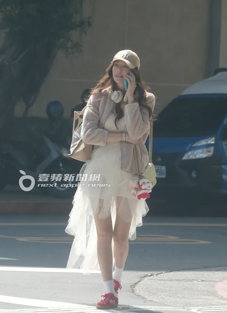 王心恬化身紅鞋女孩，亮眼踩街。特勤中心攝