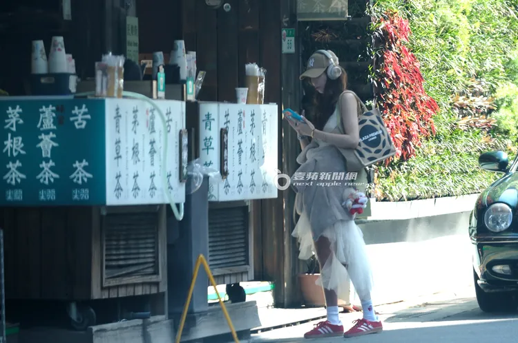 王心恬戴耳罩式耳機沉浸在音樂裡。特勤中心攝