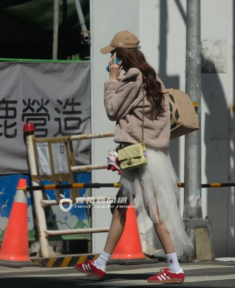 王心恬肩背香奈兒包，顏色亮眼吸睛。特勤中心攝