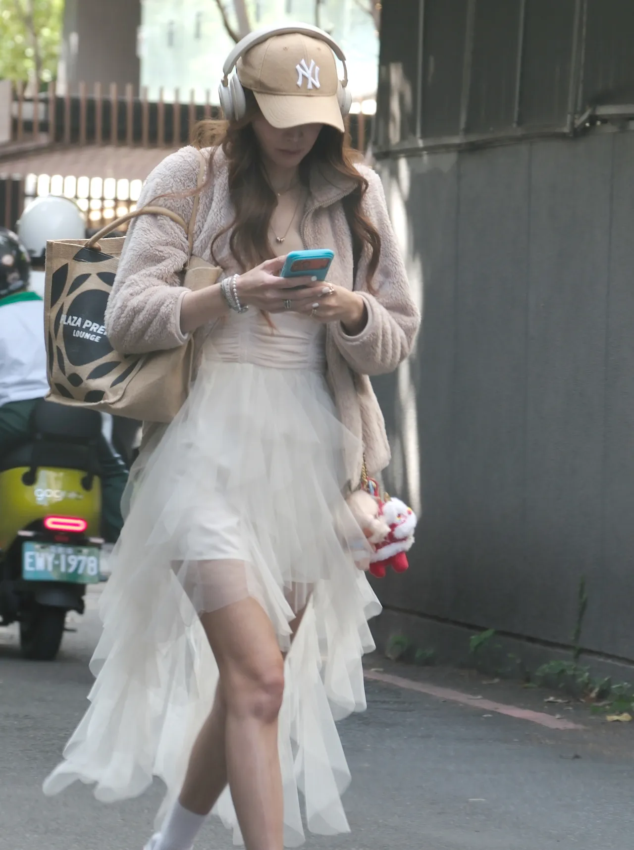 王心恬戴上3萬多元的耳機聽音樂，全身行頭加起來百萬元。特勤中心攝