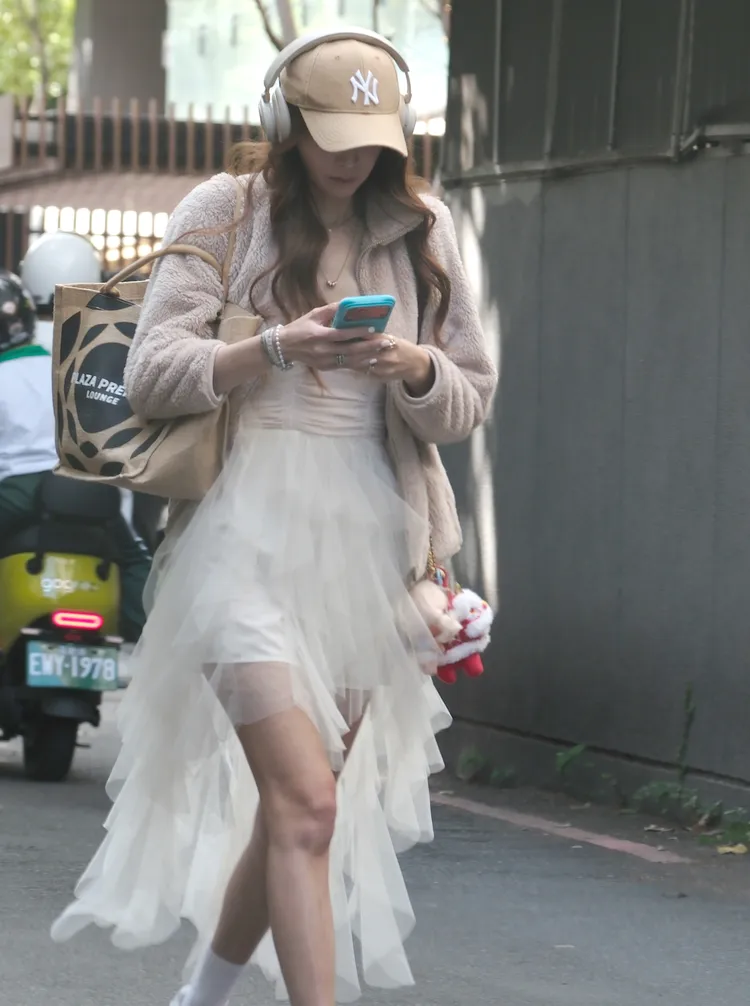 王心恬戴上3萬多元的耳機聽音樂，全身行頭加起來百萬元。特勤中心攝