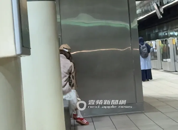 王心恬走到捷運小南門站搭車。特勤中心攝