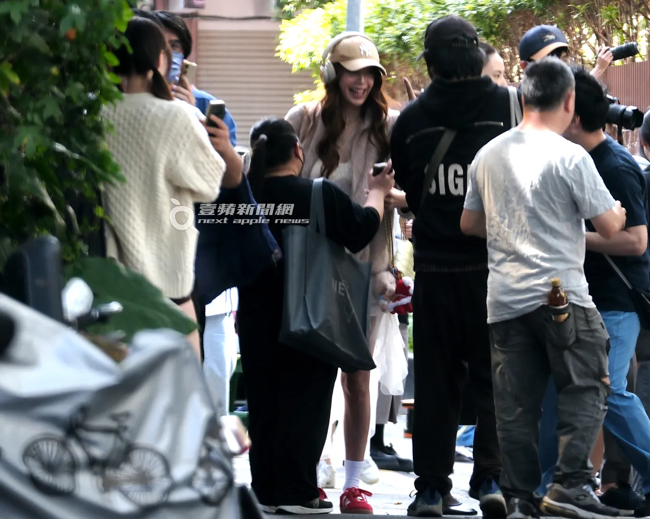 王心恬獨自面對「拍拍團」包夾。特勤中心攝