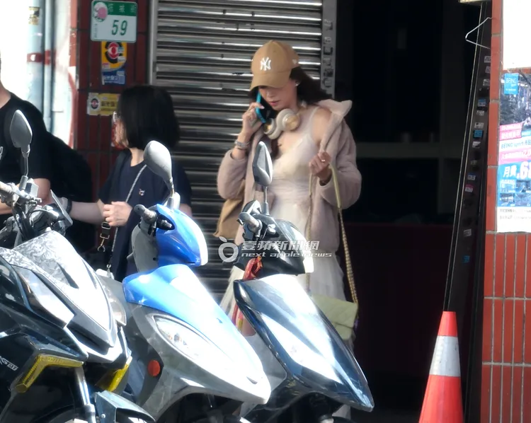 王心恬整路都在講電話。特勤中心攝