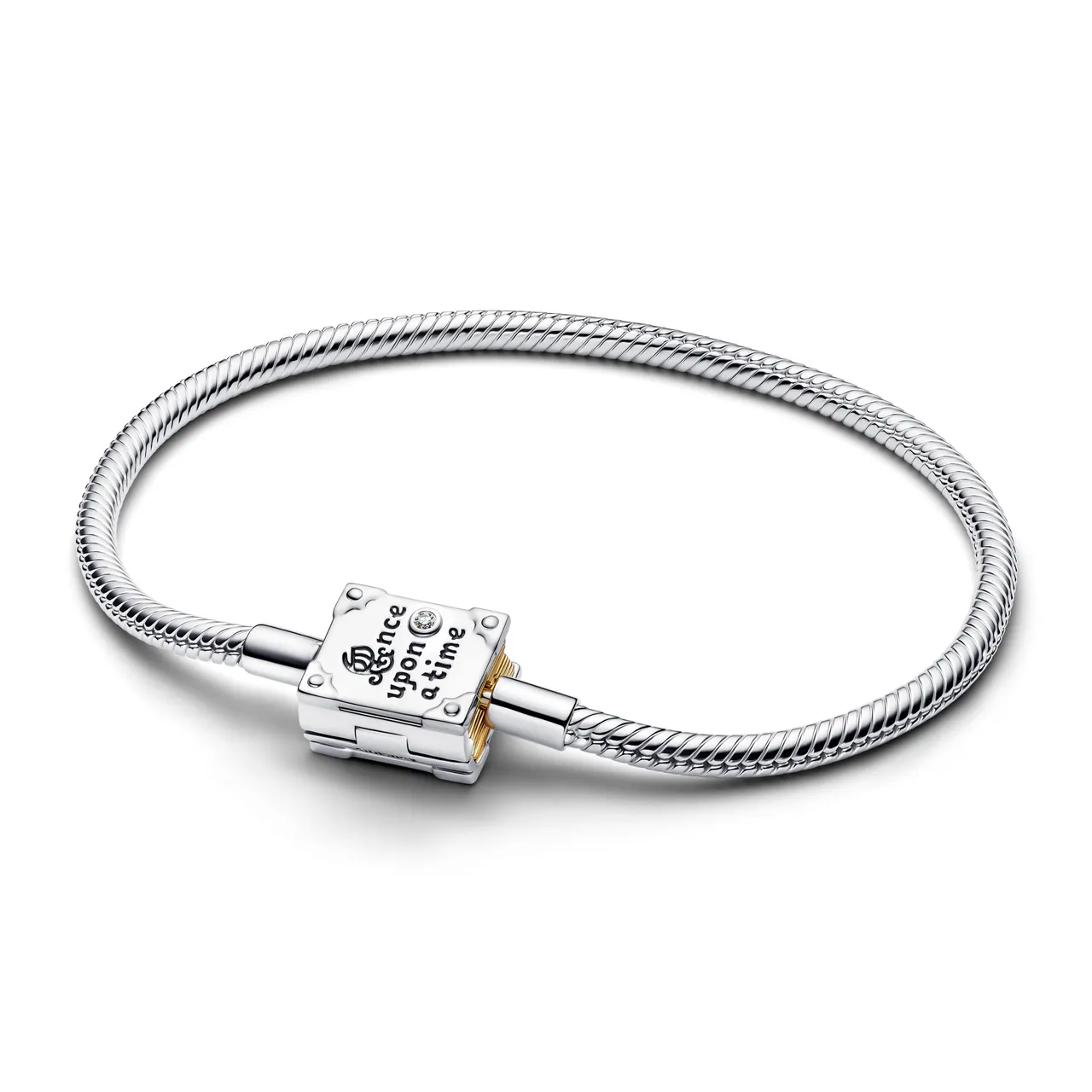 PANDOR迪士尼公主童話書造型蛇鍊，7580元。品牌提供