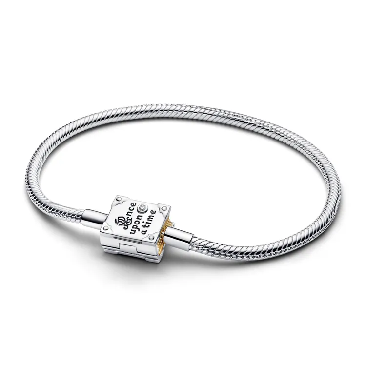 PANDOR迪士尼公主童話書造型蛇鍊，7580元。品牌提供