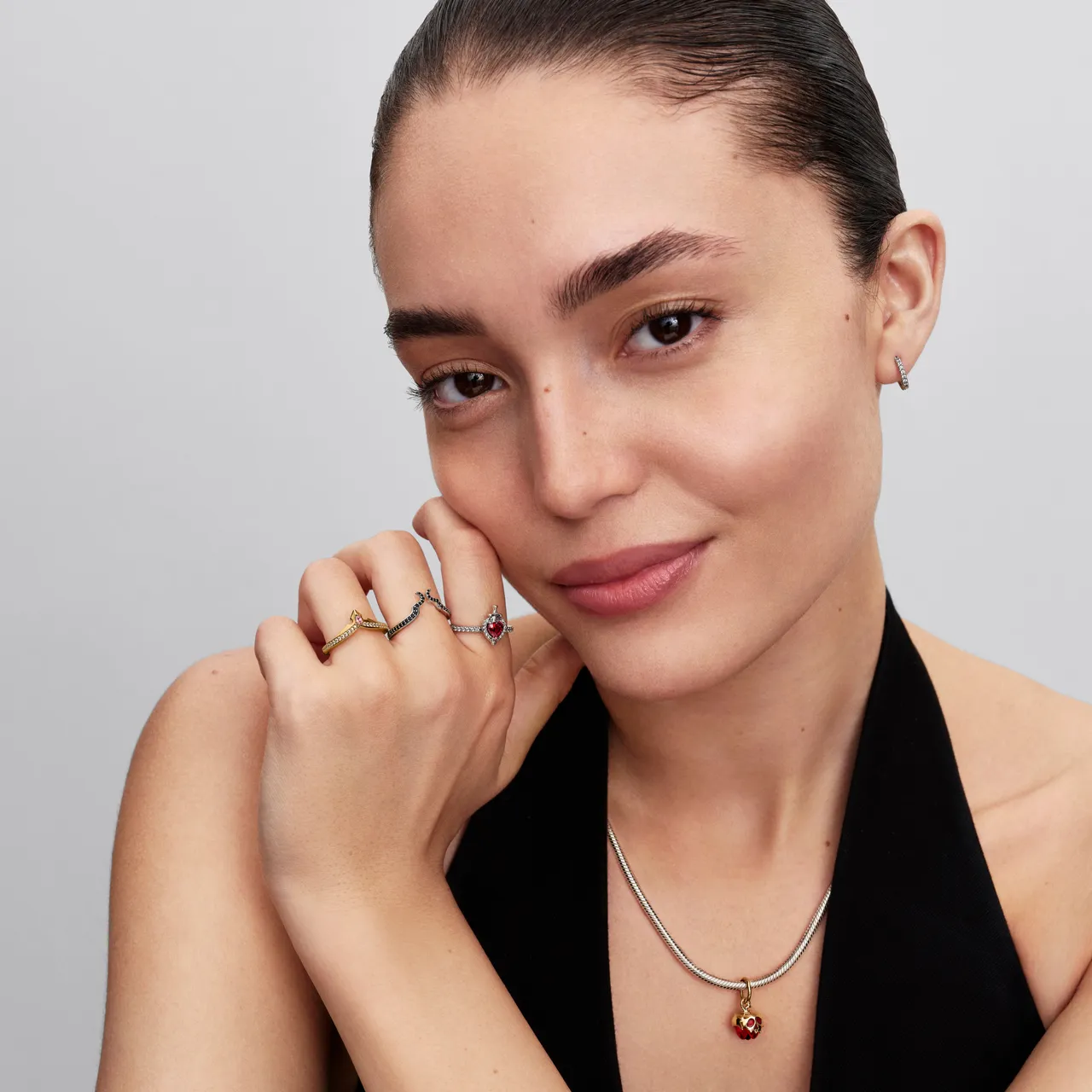 《睡美人》系列將公主皇冠、黑魔女頭冠元素都融入設計。品牌提供