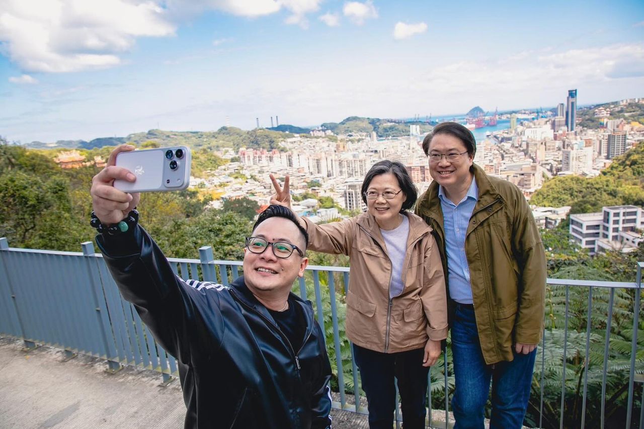 蔡英文爬山有多強?徒步「揹娃」竟完全不喘!畫面驚呆網