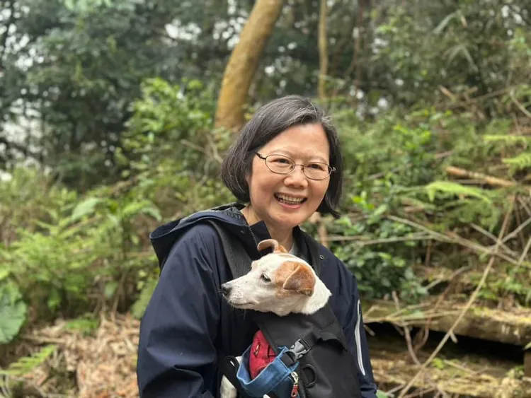 蔡英文體力超好，儘管揹著樂樂爬山也完全不喘。翻攝Threads