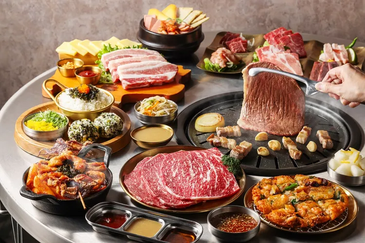 金咕著名的究好豬五花三吃由專人代烤，受到許多網友激推。王品集團提供