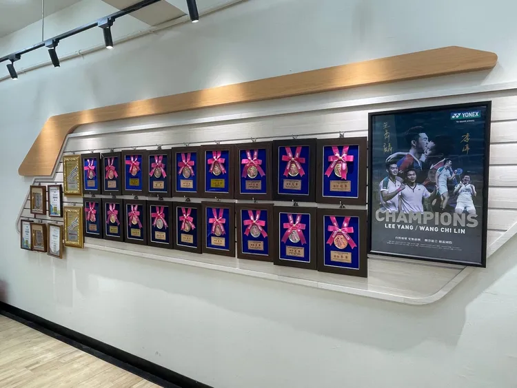 中山國中活動中心榮譽牆。台北市教育局提供