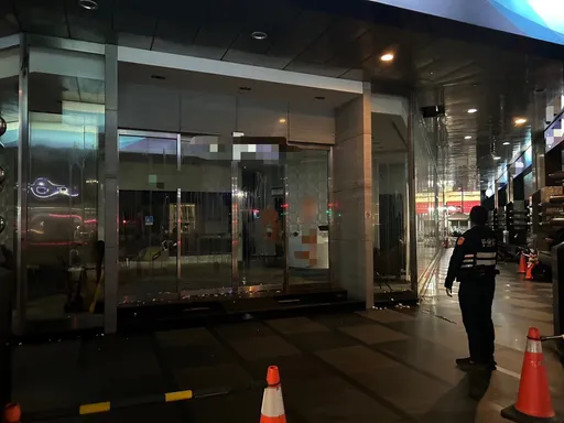 不滿保險理賠結果！婦人帶姊姊姊夫凌晨噴漆丟雞蛋　警方循線追緝到案