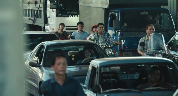 劇組為呈現當年交通黑暗期，特別動員老車及車主上街封路拍攝。客台提供