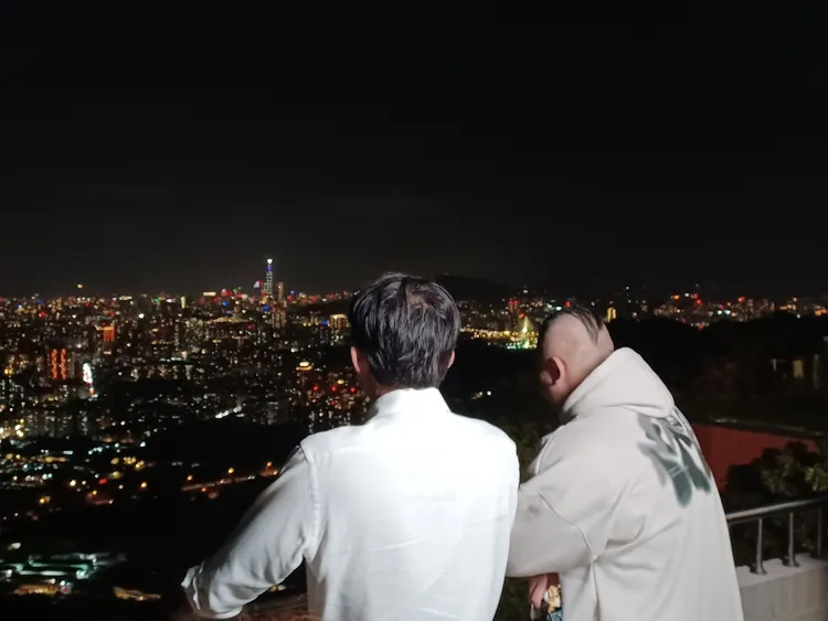 黃國昌分享和館長看夜景照片。翻攝黃國昌Threads