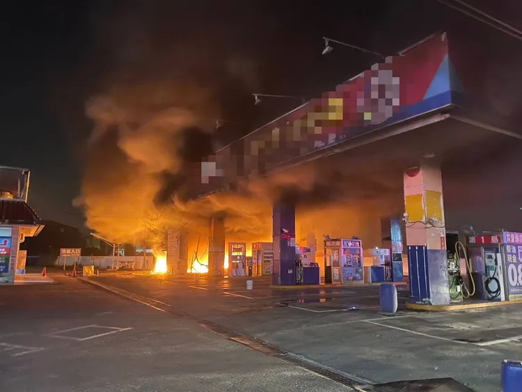 萬丹福懋加油站驚傳火警。翻攝畫面