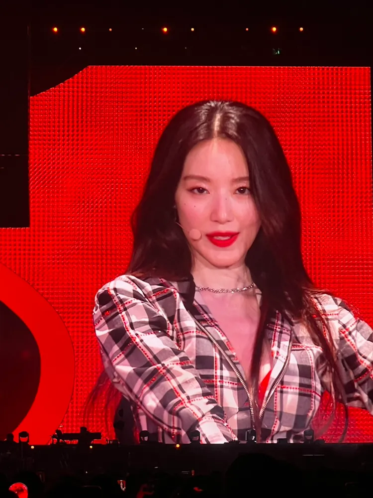 舒華以火紅色bra性感熱舞《Red Redemption》。讀者提供