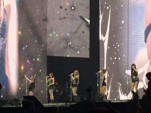 舒華率i-dle攻大巨蛋性感熱舞！小學生粉絲站椅子上搶看亂象百出