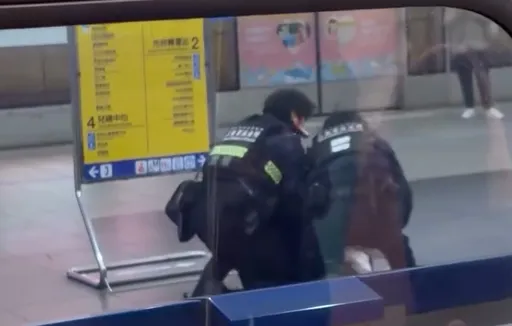 外籍男制止「亂丟垃圾」與人爆衝突　捷運站內動手推警反遭壓制