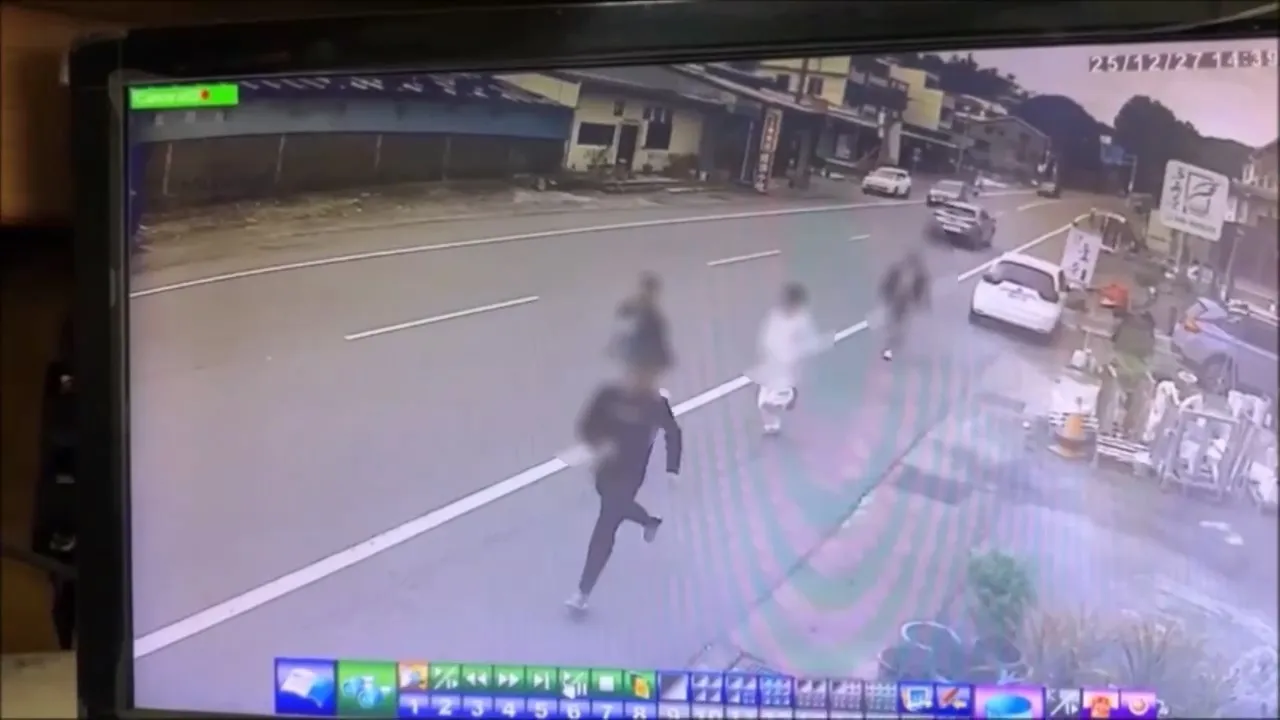 移工下車逃竄。民眾提供