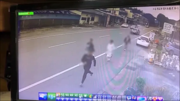 移工下車逃竄。民眾提供