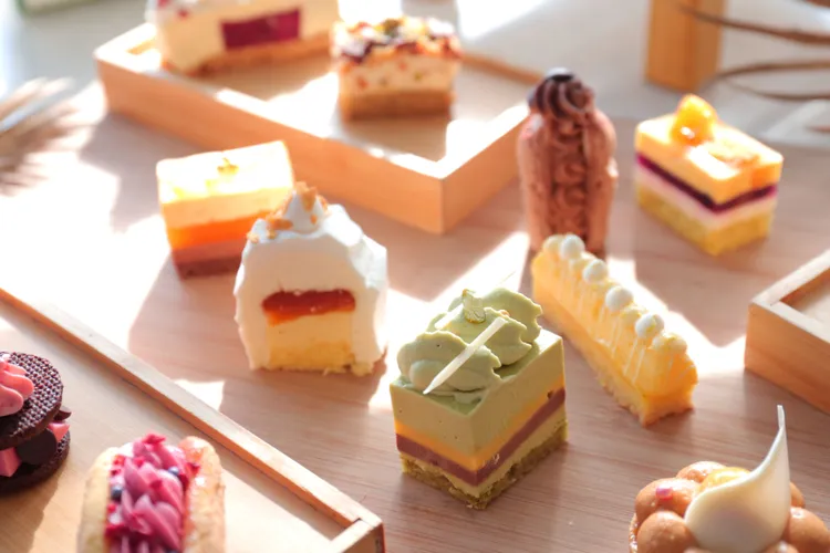 西點主廚以北海道鮮乳、十勝鮮奶油與乳脂起司為基底，揉合芒果、百香果、鳳梨與柚子等果香元素，設計出從清爽到濃郁皆有的主題甜點。墾丁凱撒提供