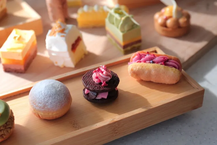 主題甜點於發現西餐廳自助餐檯登場，以多樣形式呈現北海道乳製品的細緻風味，讓饕客品嚐異國美食，用味蕾就能環遊世界。墾丁凱撒提供