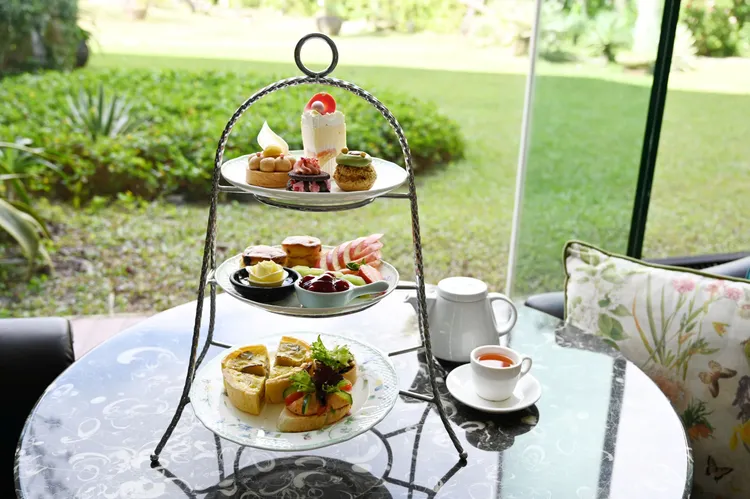 大廳酒吧三層英式下午茶每套1180元+10%起，集結4款鹹點與4款甜點，旅人可在挑高明亮的空間中，享受悠閒午後時光。墾丁凱撒提供