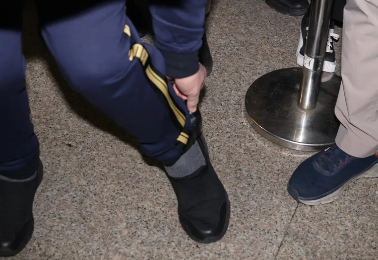 蔡正元報到前秀出在左小腿上的電子腳鐶。莊宗達攝