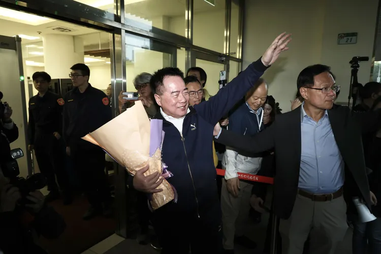 蔡正元結束半小時直播受訪並接受支持者獻花後，揮手向獻唱送行的支持者告別。莊宗達攝