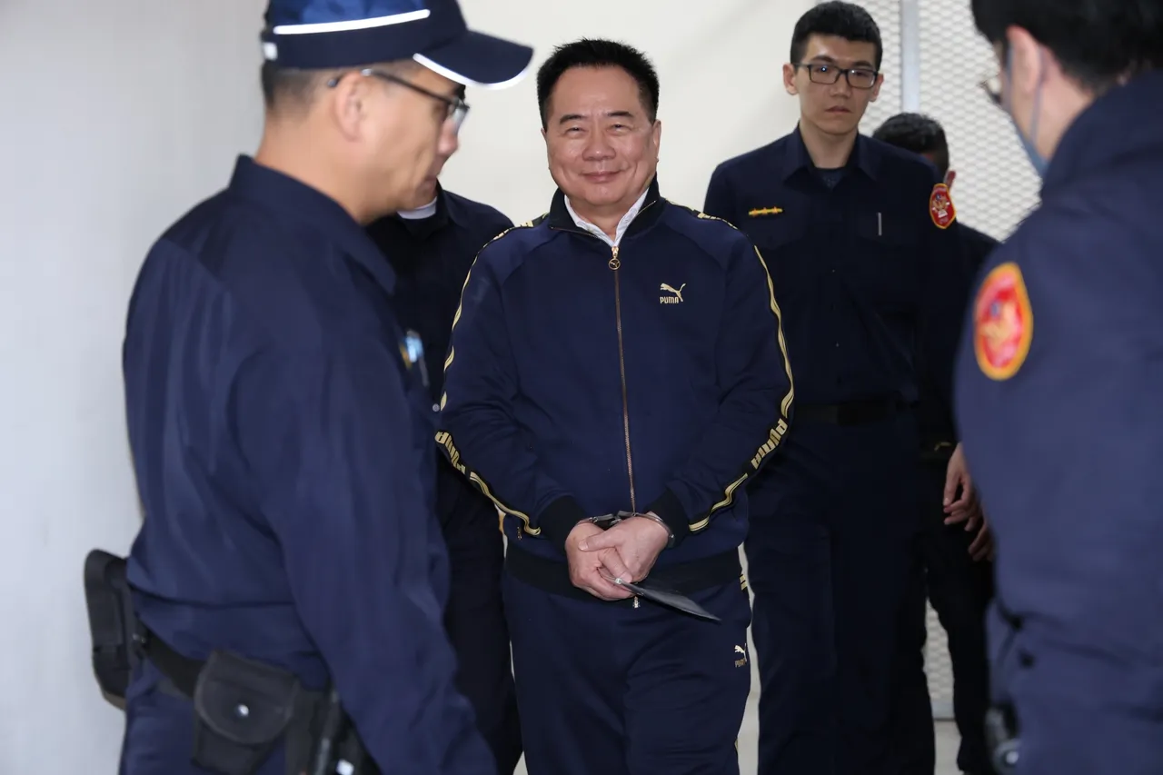 蔡正元拆掉電子腳鐐、雙手上銬　面帶笑容上囚車入監