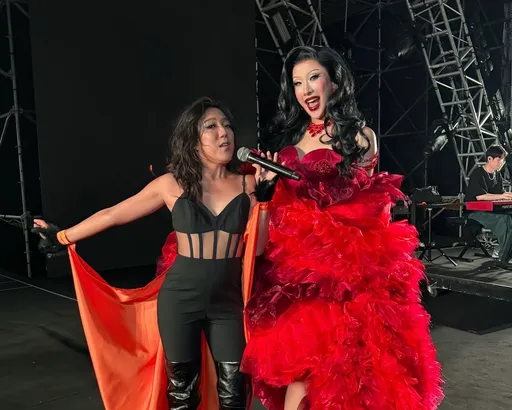 李竺芯大港合體蕉佛瘋到台上「開苞」　大會英文旁白哥真實身分竟是台語歌王