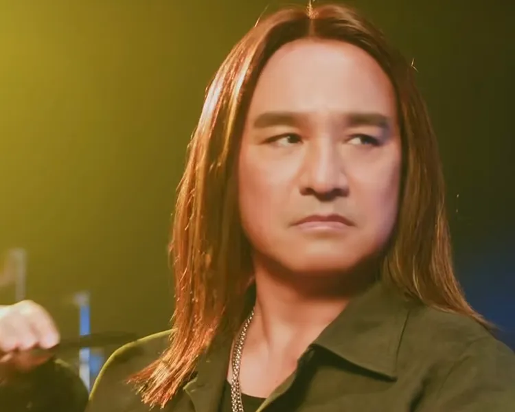 尤秋興久違長髮造型，讓人好懷念。翻攝IG