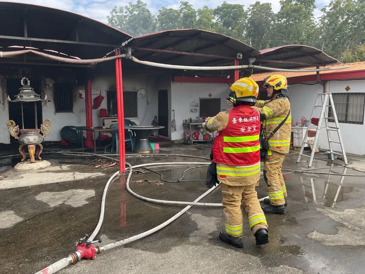 警消趕赴現場將火勢撲滅。消防局提供